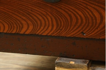 和製アンティーク　美品　前面欅(ケヤキ)材　漆塗り　欅材の美しい杢目と菊金具が魅力の米沢箪笥　(R-087721)