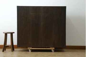 和製アンティーク　美品　前面欅(ケヤキ)材　漆塗り　欅材の美しい杢目と菊金具が魅力の米沢箪笥　(R-087721)