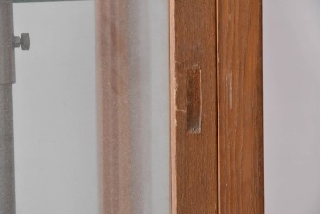 和製ヴィンテージ　引き出し付き　昭和レトロな木枠の縦型ガラスケース　(R-087722)