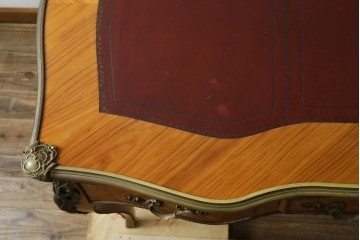 イタリアヴィンテージ　高級品　クラシカルなデザインが印象的なデスク　(R-087724)