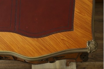 イタリアヴィンテージ　高級品　クラシカルなデザインが印象的なデスク　(R-087724)