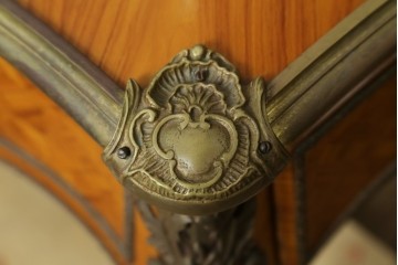 イタリアヴィンテージ　高級品　クラシカルなデザインが印象的なデスク　(R-087724)
