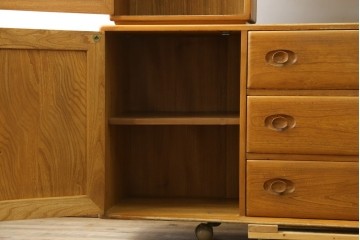 北欧ヴィンテージ　美品　ERCOL(アーコール)　ウィンザーシリーズ　激レア!キャスター付きのウォールキャビネット　(R-087725)