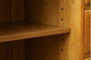 北欧ヴィンテージ　美品　ERCOL(アーコール)　ウィンザーシリーズ　激レア!キャスター付きのウォールキャビネット　(R-087725)