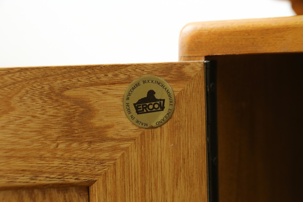 北欧ヴィンテージ　美品　ERCOL(アーコール)　ウィンザーシリーズ　激レア!キャスター付きのウォールキャビネット　(R-087725)