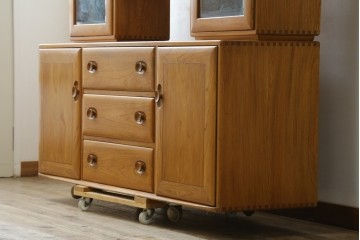 北欧ヴィンテージ　美品　ERCOL(アーコール)　ウィンザーシリーズ　激レア!キャスター付きのウォールキャビネット　(R-087725)