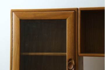北欧ヴィンテージ　美品　ERCOL(アーコール)　ウィンザーシリーズ　激レア!キャスター付きのウォールキャビネット　(R-087725)