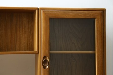 北欧ヴィンテージ　美品　ERCOL(アーコール)　ウィンザーシリーズ　激レア!キャスター付きのウォールキャビネット　(R-087725)