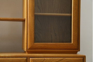 北欧ヴィンテージ　美品　ERCOL(アーコール)　ウィンザーシリーズ　激レア!キャスター付きのウォールキャビネット　(R-087725)