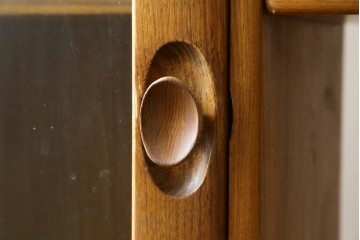 北欧ヴィンテージ　美品　ERCOL(アーコール)　ウィンザーシリーズ　激レア!キャスター付きのウォールキャビネット　(R-087725)