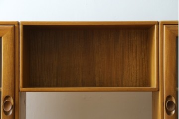 北欧ヴィンテージ　美品　ERCOL(アーコール)　ウィンザーシリーズ　激レア!キャスター付きのウォールキャビネット　(R-087725)