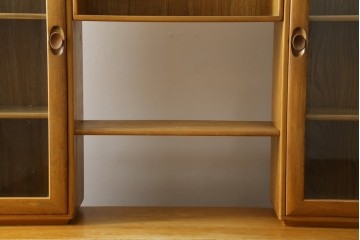 北欧ヴィンテージ　美品　ERCOL(アーコール)　ウィンザーシリーズ　激レア!キャスター付きのウォールキャビネット　(R-087725)