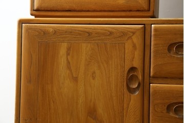 北欧ヴィンテージ　美品　ERCOL(アーコール)　ウィンザーシリーズ　激レア!キャスター付きのウォールキャビネット　(R-087725)