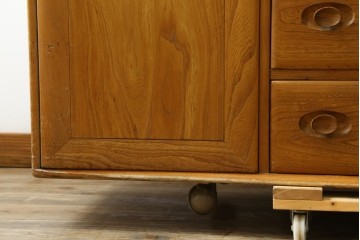 北欧ヴィンテージ　美品　ERCOL(アーコール)　ウィンザーシリーズ　激レア!キャスター付きのウォールキャビネット　(R-087725)