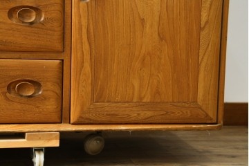 北欧ヴィンテージ　美品　ERCOL(アーコール)　ウィンザーシリーズ　激レア!キャスター付きのウォールキャビネット　(R-087725)