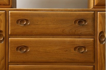 北欧ヴィンテージ　美品　ERCOL(アーコール)　ウィンザーシリーズ　激レア!キャスター付きのウォールキャビネット　(R-087725)