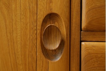 北欧ヴィンテージ　美品　ERCOL(アーコール)　ウィンザーシリーズ　激レア!キャスター付きのウォールキャビネット　(R-087725)