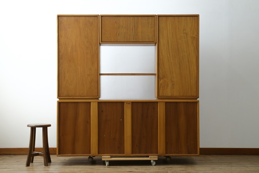 北欧ヴィンテージ　美品　ERCOL(アーコール)　ウィンザーシリーズ　激レア!キャスター付きのウォールキャビネット　(R-087725)