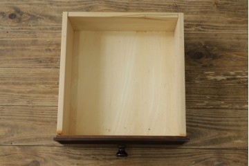 中古　職人手作り　重厚感のある民芸デザインのローチェスト　(R-087730)