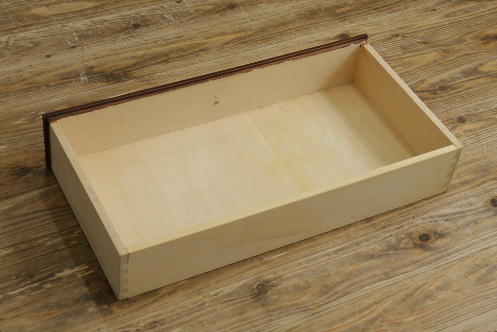 中古　職人手作り　重厚感のある民芸デザインのローチェスト　(R-087730)