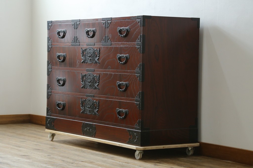 中古　美品　仙台民藝箪笥(仙台箪笥)　重厚な金具が目を惹く衣装箪笥　定価約50万円　(R-087744)