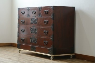 中古　美品　仙台民藝箪笥(仙台箪笥)　重厚な金具が目を惹く衣装箪笥　定価約50万円　(R-087744)