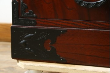 中古　美品　仙台民藝箪笥(仙台箪笥)　重厚な金具が目を惹く衣装箪笥　定価約50万円　(R-087744)