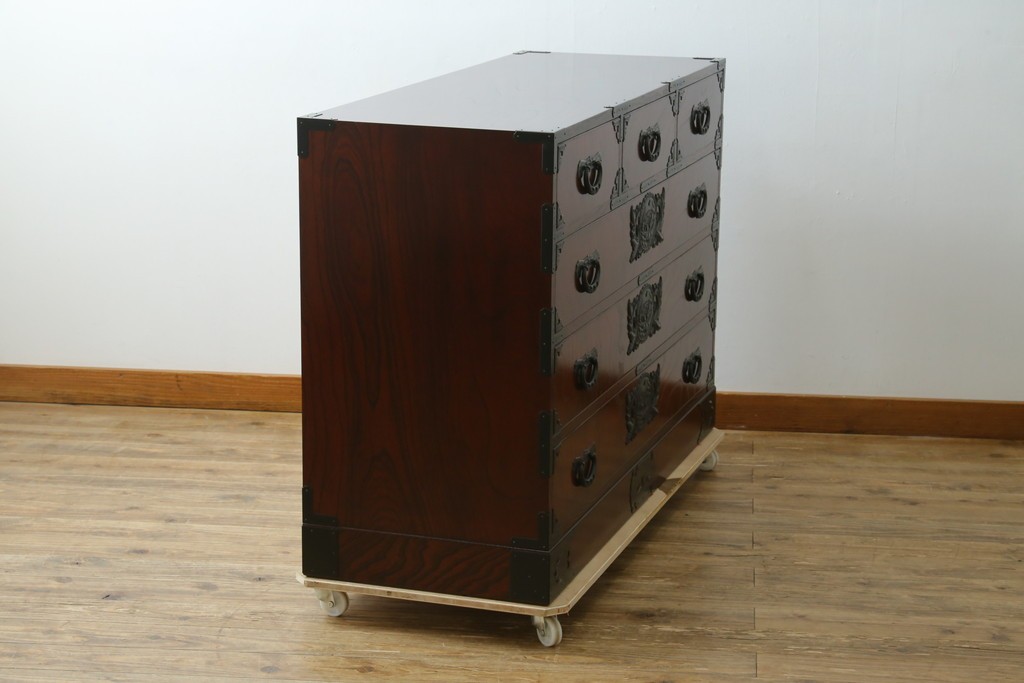 中古　美品　仙台民藝箪笥(仙台箪笥)　重厚な金具が目を惹く衣装箪笥　定価約50万円　(R-087744)