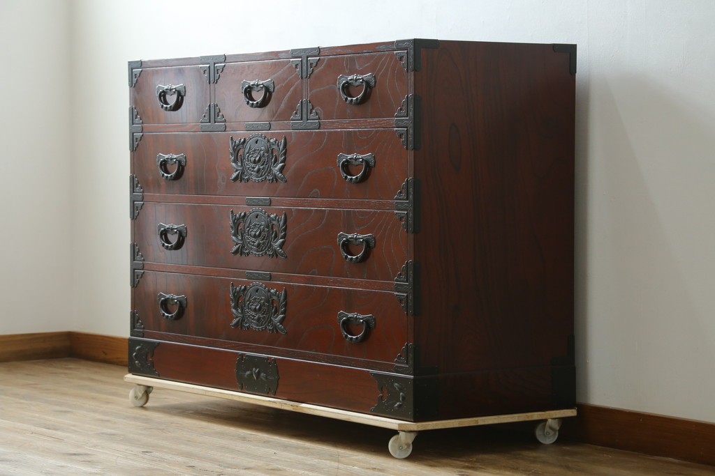 中古　美品　仙台民藝箪笥(仙台箪笥)　重厚な金具が目を惹く衣装箪笥　定価約50万円　(R-087744)