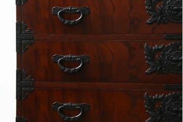中古　美品　仙台民藝箪笥(仙台箪笥)　重厚な金具が目を惹く衣装箪笥　定価約50万円　(R-087744)