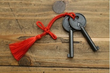 中古　美品　仙台民藝箪笥(仙台箪笥)　重厚な金具が目を惹く衣装箪笥　定価約50万円　(R-087744)