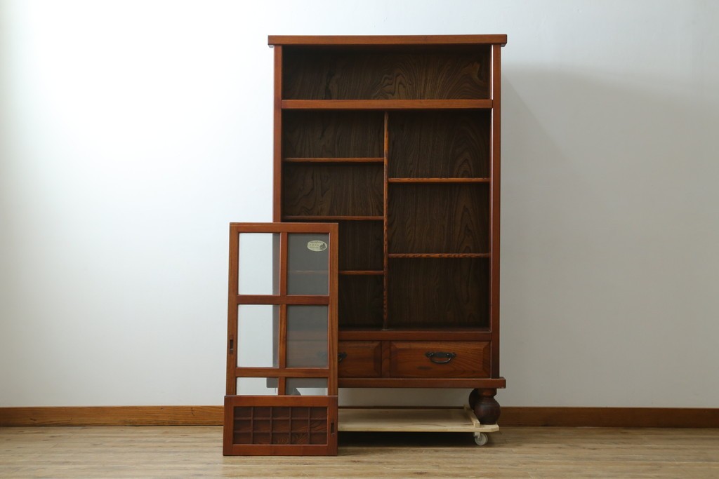 中古　美品　松本伝統指物工芸家具　欅(ケヤキ)材　漆塗り　格子戸が趣深い書棚　(R-087746)