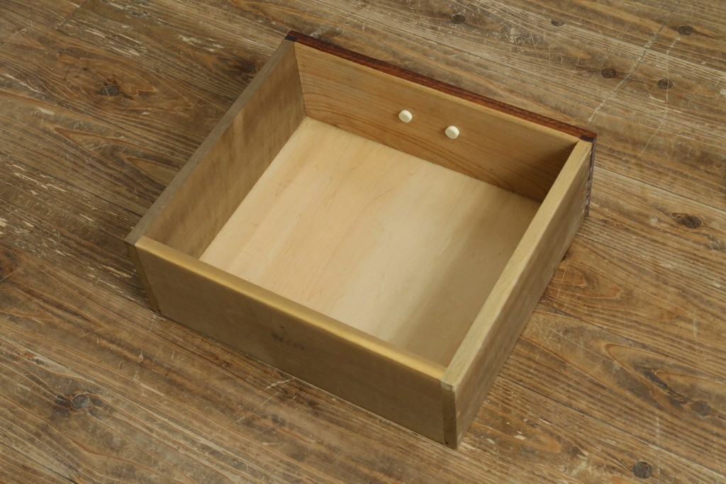 中古　美品　松本伝統指物工芸家具　欅(ケヤキ)材　漆塗り　格子戸が趣深い書棚　(R-087746)