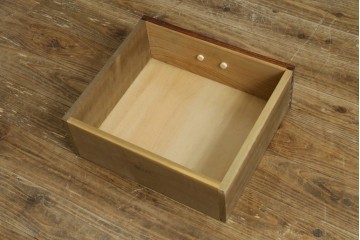 中古　美品　松本伝統指物工芸家具　欅(ケヤキ)材　漆塗り　格子戸が趣深い書棚　(R-087746)