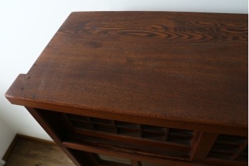 中古　美品　松本伝統指物工芸家具　欅(ケヤキ)材　漆塗り　格子戸が趣深い書棚　(R-087746)