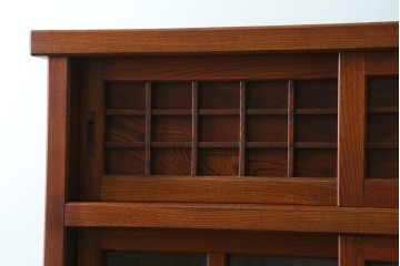 中古　美品　松本伝統指物工芸家具　欅(ケヤキ)材　漆塗り　格子戸が趣深い書棚　(R-087746)