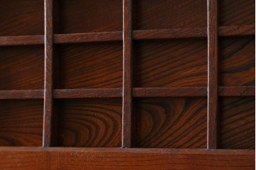 中古　美品　松本伝統指物工芸家具　欅(ケヤキ)材　漆塗り　格子戸が趣深い書棚　(R-087746)