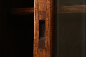 中古　美品　松本伝統指物工芸家具　欅(ケヤキ)材　漆塗り　格子戸が趣深い書棚　(R-087746)