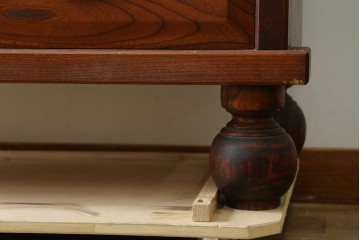 中古　美品　松本伝統指物工芸家具　欅(ケヤキ)材　漆塗り　格子戸が趣深い書棚　(R-087746)