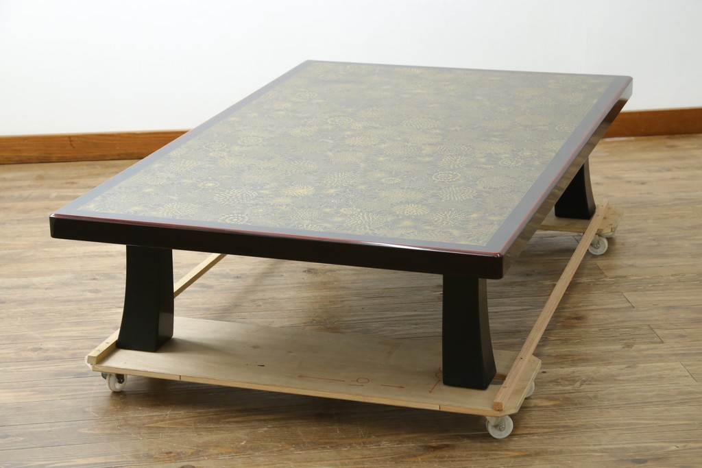中古　美品　輪島塗　菊花尽くしの金蒔絵が見事な座卓　定価約170万円　(R-087748)