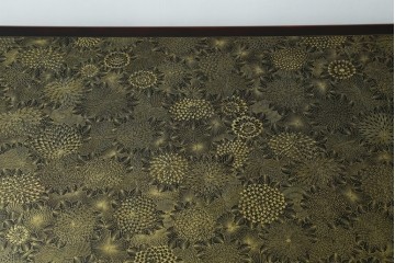 中古　美品　輪島塗　菊花尽くしの金蒔絵が見事な座卓　定価約170万円　(R-087748)