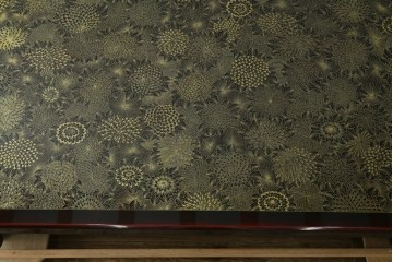 中古　美品　輪島塗　菊花尽くしの金蒔絵が見事な座卓　定価約170万円　(R-087748)