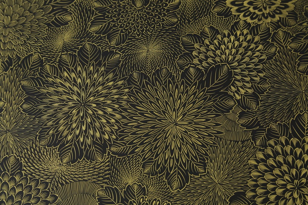 中古　美品　輪島塗　菊花尽くしの金蒔絵が見事な座卓　定価約170万円　(R-087748)