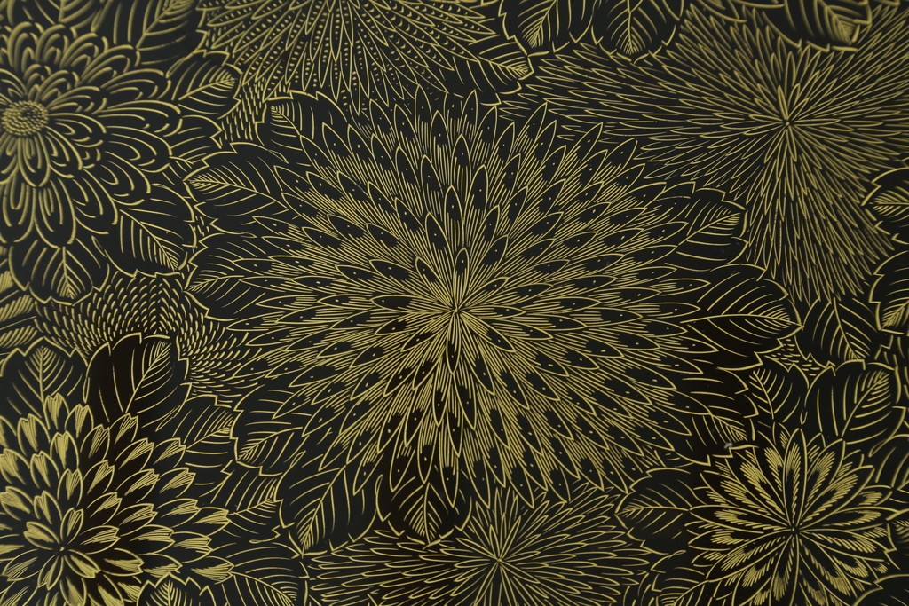 中古　美品　輪島塗　菊花尽くしの金蒔絵が見事な座卓　定価約170万円　(R-087748)