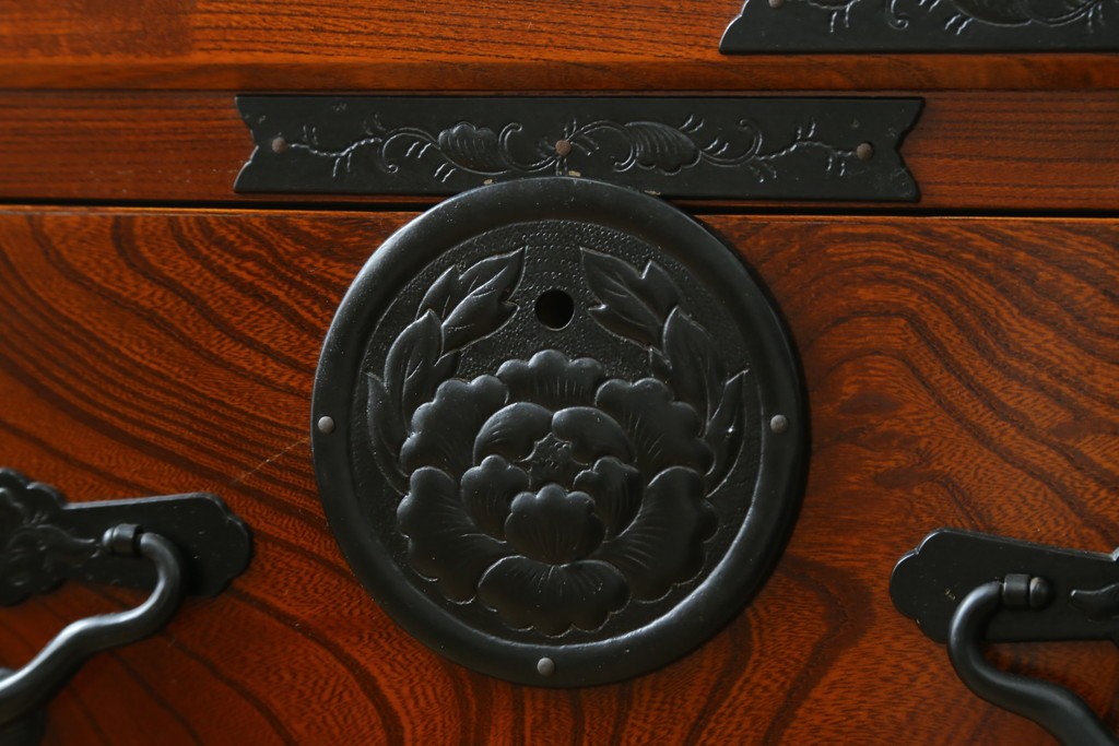 中古　美品　仙台民芸箪笥(仙台箪笥)　重厚な金具と杢目が目を引くローボード　定価約27万円　(R-087749)