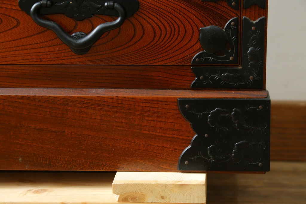 中古　美品　仙台民芸箪笥(仙台箪笥)　重厚な金具と杢目が目を引くローボード　定価約27万円　(R-087749)