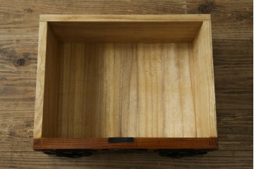 中古　美品　仙台民芸箪笥(仙台箪笥)　重厚な金具と杢目が目を引くチェスト　定価約27万円　(R-087749)