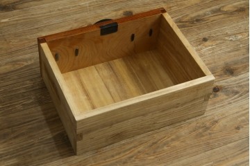 中古　美品　仙台民芸箪笥(仙台箪笥)　重厚な金具と杢目が目を引くチェスト　定価約27万円　(R-087749)