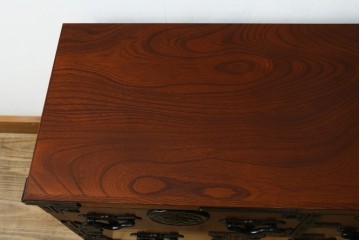 中古　美品　仙台民芸箪笥(仙台箪笥)　重厚な金具と杢目が目を引くチェスト　定価約27万円　(R-087749)