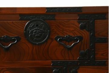 中古　美品　仙台民芸箪笥(仙台箪笥)　重厚な金具と杢目が目を引くチェスト　定価約27万円　(R-087749)